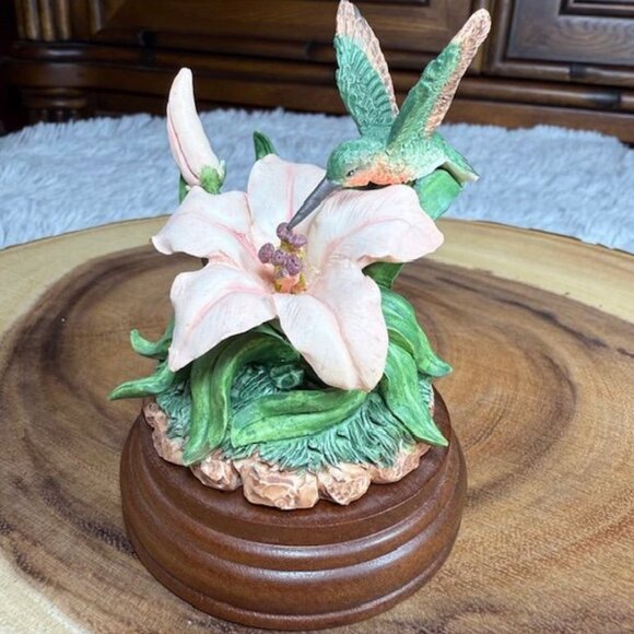 Vintage Westland Hummingbird Chopin's Nocturn Porcelain Wood Musical Figurine - Picture 1 of 13